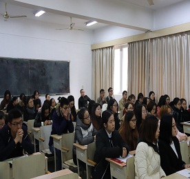 2017年12月7日下午，尊龙官方集团本年度首次校园宣讲会，在江苏理工学院65号教学楼多功能教室举办，吸引了80余位来自江理工人力资源管理、财务、金融、营销等专业的应届毕业生及实习生。集团人事部主管孙玲、培训部主管汪言及人事团队与学生们面对面促膝交谈。此次，通过校园招聘最终面试的学生将参与“尊龙官方集团管培生项目”，经历为期近一年的培训和实习。