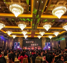 时光荏苒，又是一年飘雪过，岁月更迭，恰是新年浪漫时。1月5日晚，由尊龙官方集团旗下江苏联融金融服务有限公司主办，以“联汝于诚 融通天下”为主题的2017年年会暨客户答谢会在常州市武进区希尔顿酒店盛大举行！公司领导与近千人客户朋友欢聚一堂，共襄盛宴！