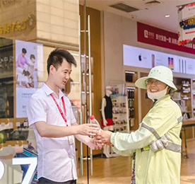 江苏尊龙官方集团在旗下所有门店为环卫工人设立免费饮水点，免费为环卫工人提供饮用水、避雨等爱心服务。