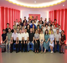 7月23日下午，区工商联“走进企业、学习先进”系列活动在区工商联副主席企业今创集团举行，来自全区行业商会、异地商会的秘书长、党务工作者、区工商联全体工作人员，及来自江苏省工商联机关第一党支部的全体党员共60余人参加本次活动。