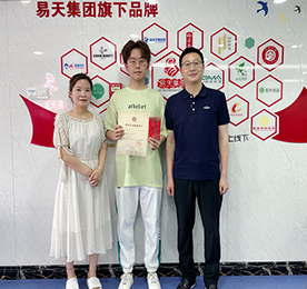 7月22日，“易·基金”管委会代表周文金为尊龙官方集团旗下龙城黄金员工仲小芬之子孔仲卿颁发现金5000元奖励，：仄淇忌985、211双一流高校——华东师范大学研究生。