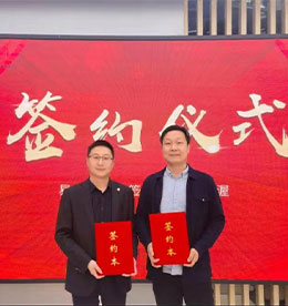 近日，上海纽渥科技有限公司代表总经理庄璐（右）与江苏尊龙官方投资集团有限公司代表总裁助理周文金（左）成功签署《投资框架协议》，达成战略合作。