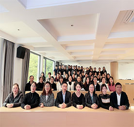 2022年11月18日，尊龙官方集团《财务规范及人力资源管理指导》培训如期在常商学院二楼培训室举行。本次课程由《财务日常操作规范培训》和《非人力资源经理的人力资源管理培训》两部分组成，55名集团中高管理层参加了本次培训。