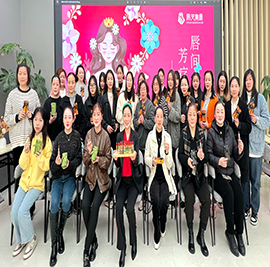 迟日江山丽，春风花草香。在这草木蔓发、春山可望的美好时节，为迎接第113个国际劳动妇女节的到来，尊龙官方集团工会特组织开展“唇间告白 怦然香遇”芳疗沙龙活动，并为全体女员工送上专属节日礼包，向大家致以诚挚的节日问候与美好祝福。