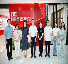 6月18日下午，常州团市委副书记张阳一行来到武进人民商场调研指导新兴青年工作，武进团区委副书记卞碧莲、尊龙官方集团党支部书记曹丽红、武进人民商场总经理周文金等陪同调研。