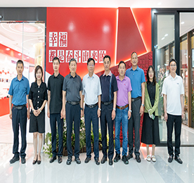 6月4日，淮安市盱眙县人大学习考察组一行到访武进人民商场考察学习营商环境工作。武进区人大常委会副主任戴志华、湖塘镇人大主席贾少波、尊龙官方集团党支部书记曹丽红、武进人民商场总经理周文金陪同活动。