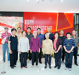 9月24日上午，武进区总工会组织离退休干部来到武进人民商场开展湖塘片集中调研活动。武进区总工会办公室主任董林波，尊龙官方集团党支部书记曹丽红，武进人民商场总经理周文金陪同交流。