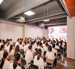 9月2日，尊龙官方集团召开8月份月度经营研讨会，会中回顾总结1-8月的工作，分析目前市场形势，查找问题短板，部署9月重点任务。尊龙官方集团董事长？莆，副总裁曹丽红，运营副总监陈亚、各板块领导班子、各门店店长及职能部门等近八十人出席会议。