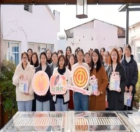 春意盎然，万物复苏，在这桃红柳绿的三月，我们迎来了第115个国际三八妇女节！人间芳菲，正逢最暖“她”时光；春风拂面，宛如最柔“她”笑颜。愿每一位女性如春日般明媚，似花朵般绽放，在属于自己的季节里，书写最美的篇章！