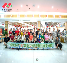 粽叶飘香迎端午，邻里齐聚话温情。5月21日下午，武进人民商场内一片欢声笑语，热闹非凡。来自花园、南街、何留、湾里、聚湖、府南、大二、蒋湾、长虹9个社区的60余名居民齐聚一堂，共同参与了由武进人民商场社区食堂主办的端午包粽子活动，湖塘镇民政科科长刘宇、副科长叶小玲出席活动，与居民一同感受端午节日的独特魅力与邻里间的深厚情谊。